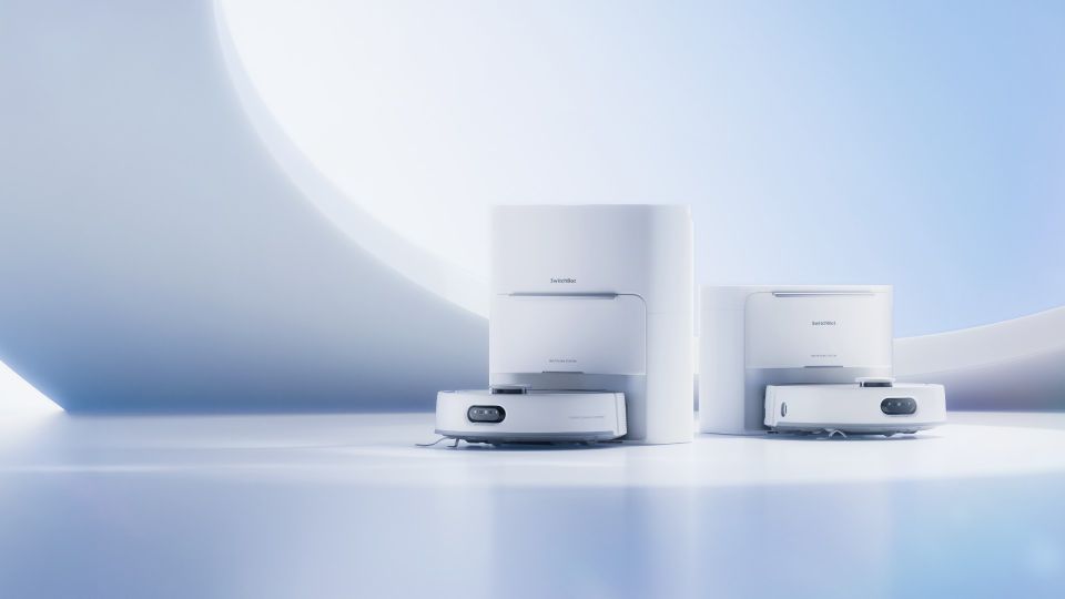 SwitchBot S20 with each of its two docks